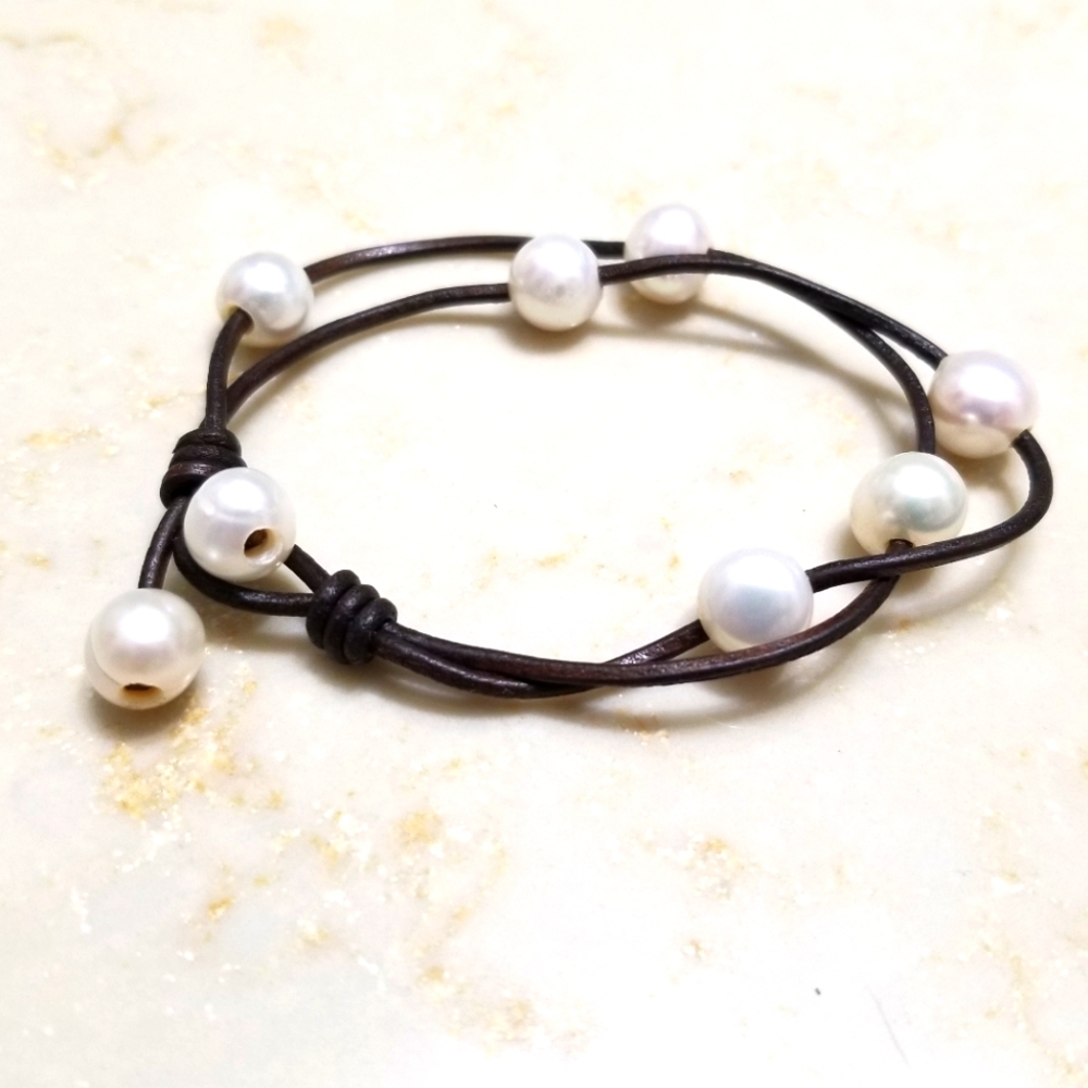 Leather and pearl bracelet